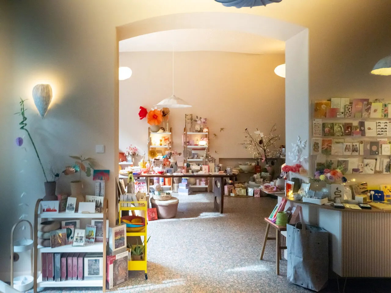 Innenansicht der Papeterie L' Atelier Papier in Berlin-Charlottenburg mit Papierleuchten, Regalen und Vitrinen