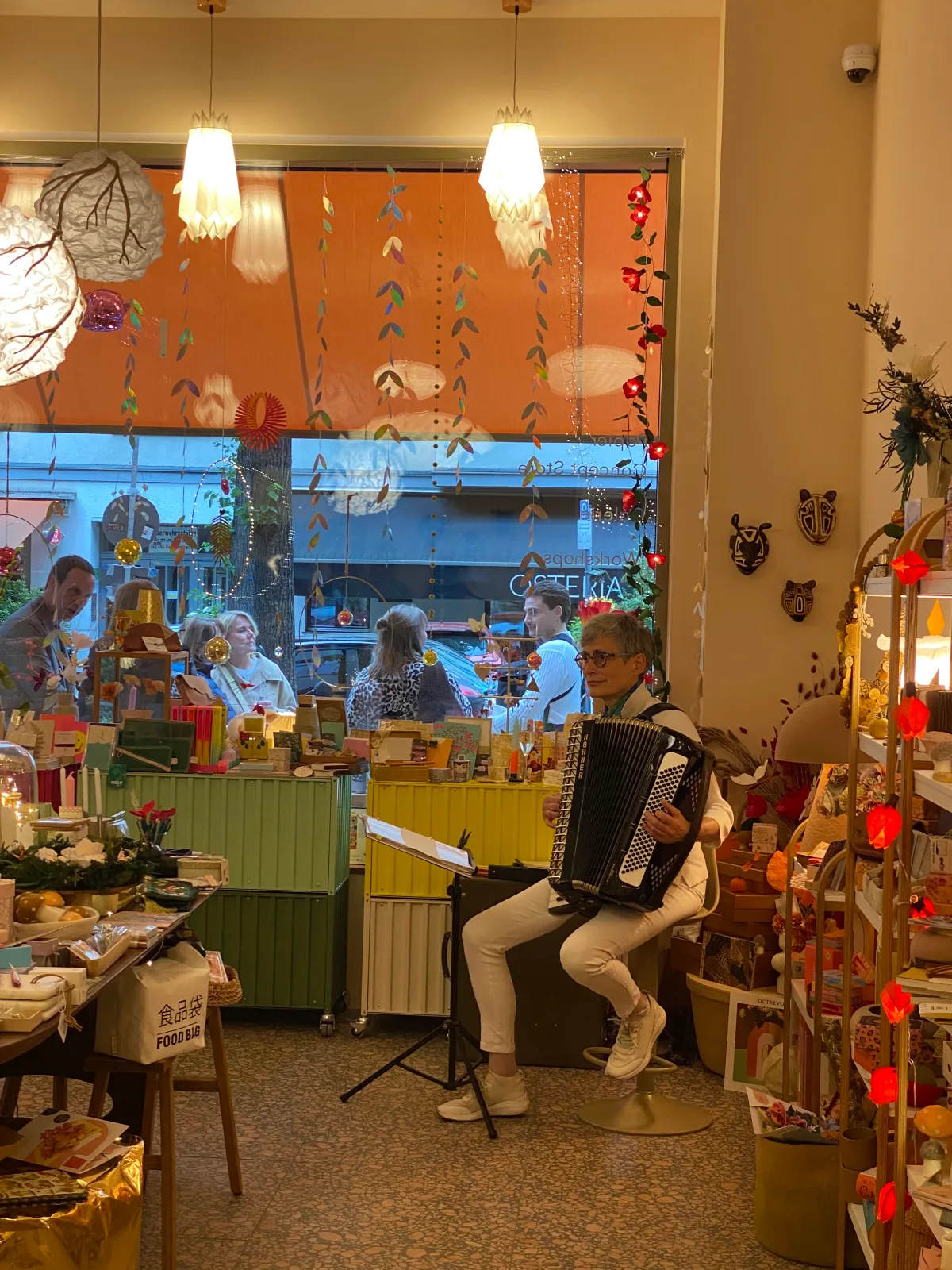 Akkordeonspielerin beim INESSA-Pop-up im L' Atelier Papier, Grolmanstraße 52, Berlin-Charlottenburg
