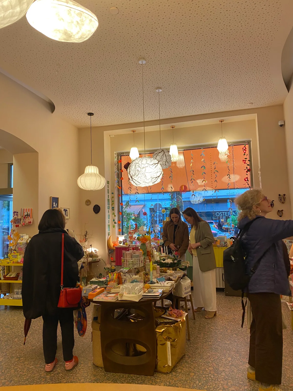 Gäste stöbern beim Pop-up-Event im Laden von L' Atelier Papier in Berlin-Charlottenburg