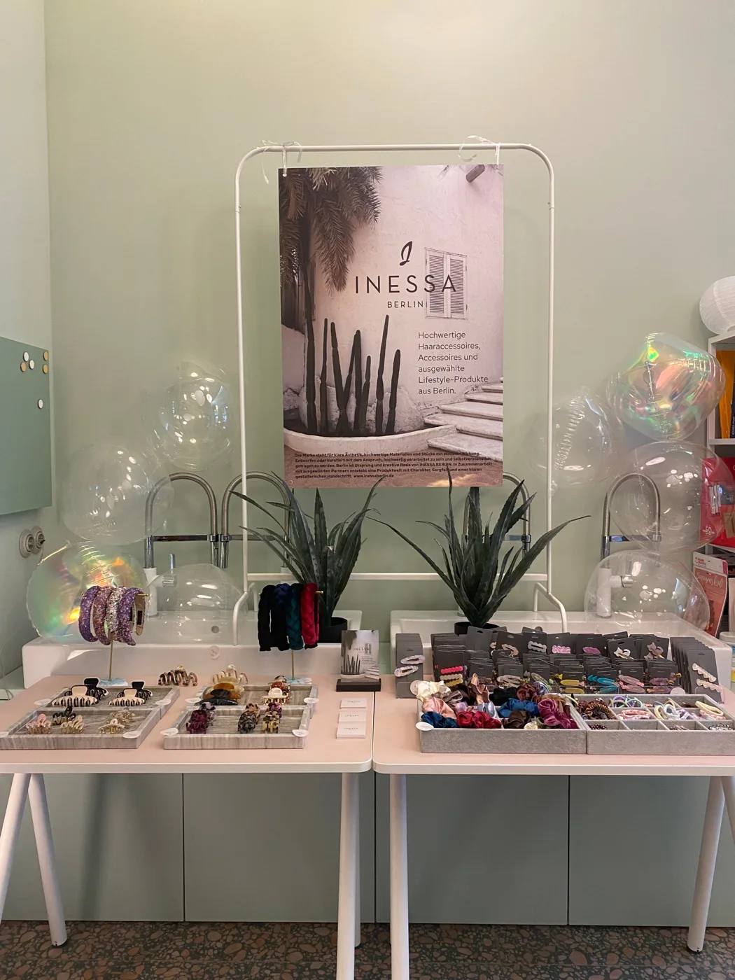 Verkaufstisch mit Poster von INESSA BERLIN beim Pop-up im L' Atelier Papier, Grolmanstraße 52
