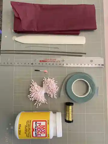 Bastelmaterial in Bordeaux auf der Schneidematte