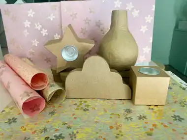 Braune Pappmaché-Rohlinge in Stern- und Vasenform für den Decopatch-Workshop