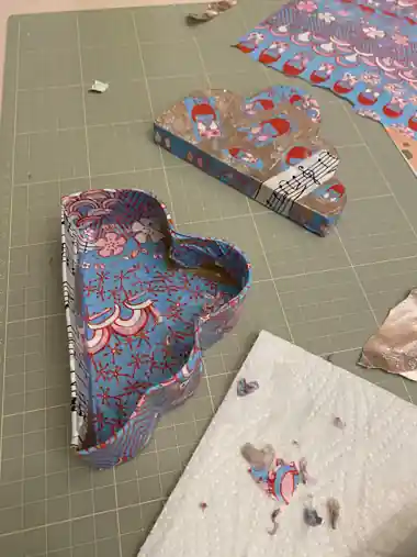 Hellblaue Wolkenschachteln, beklebt mit Notenpapier