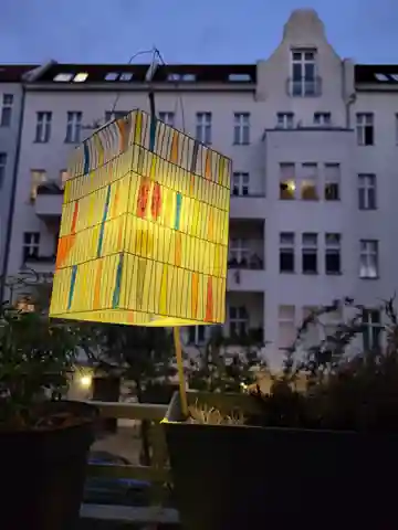 Gelber, eckiger Papierlampion, von innen leuchtend