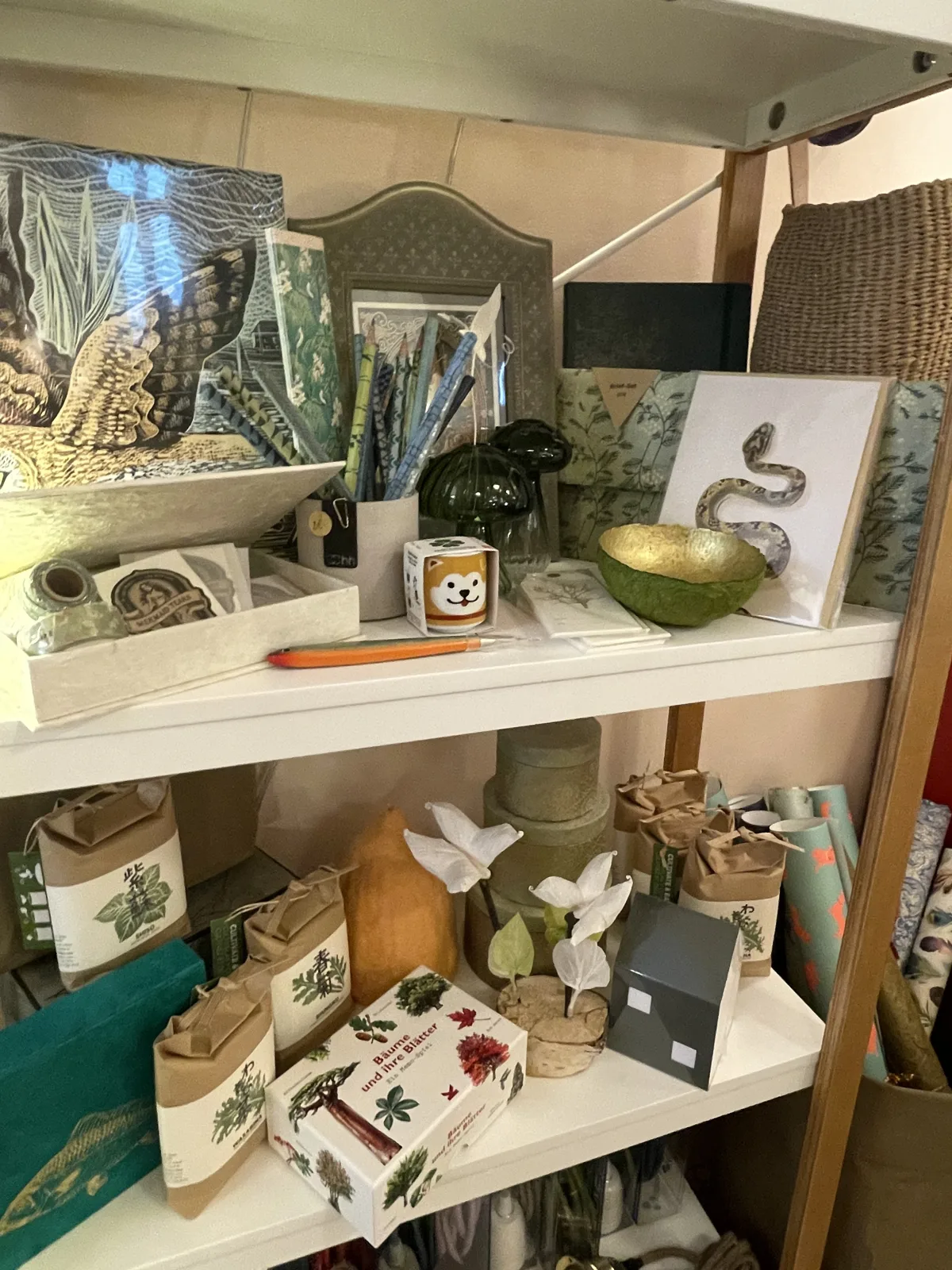 Regal mit Geschenktüten, Karten und Deko-Objekten