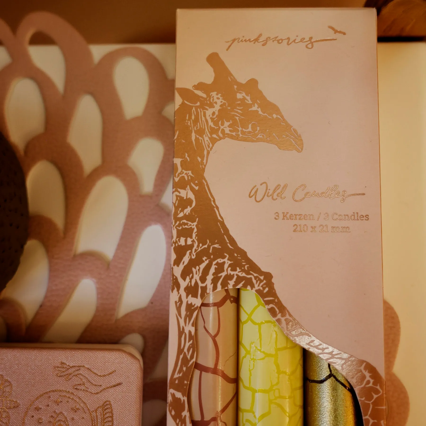 Giraffe als Papierschnitt-Karte vor gemustertem Licht
