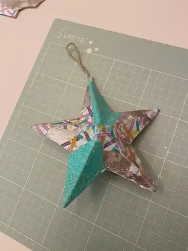 Beklebter Papierstern an einer Schnur, gebastelt beim Kindergeburtstag im Atelier