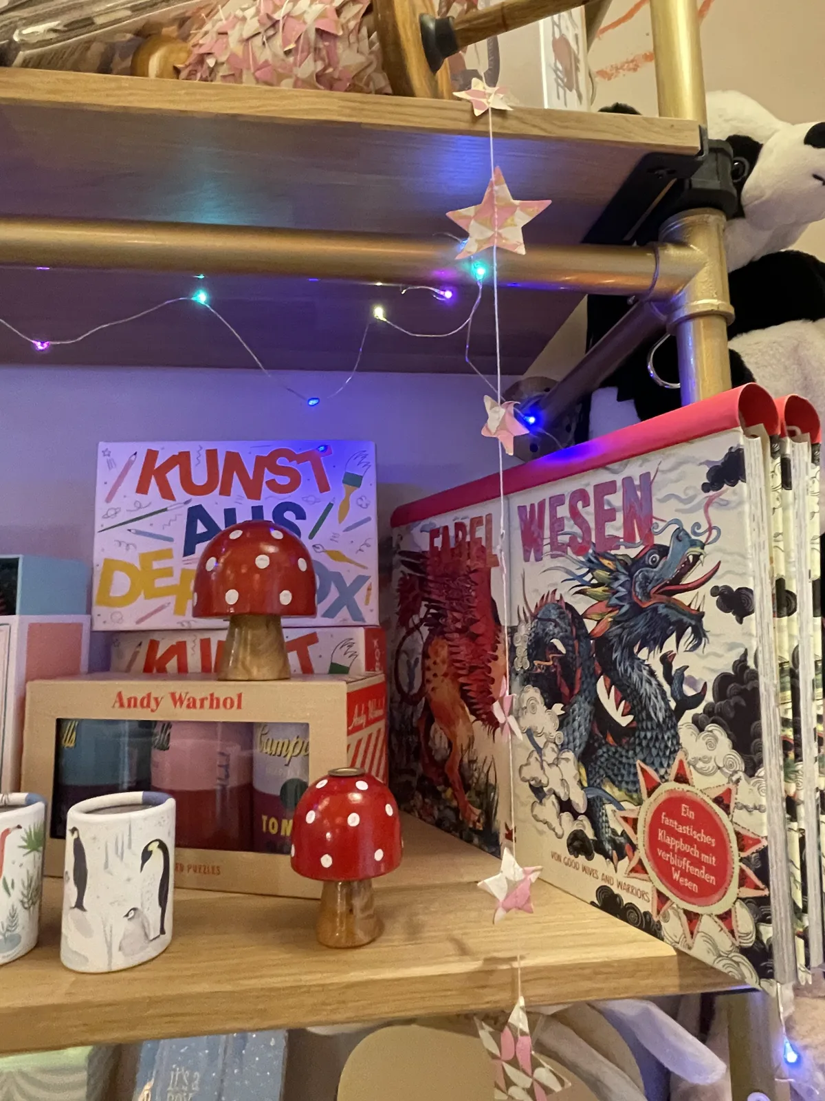 Kreativsets und Bücher für Kinder im Regal