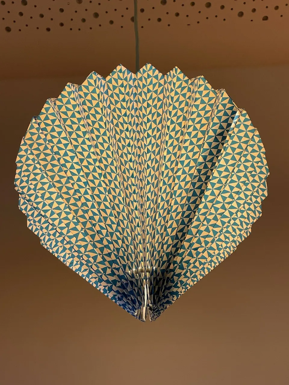 Gefaltete Fächerlampe aus Papier mit türkisem Muster