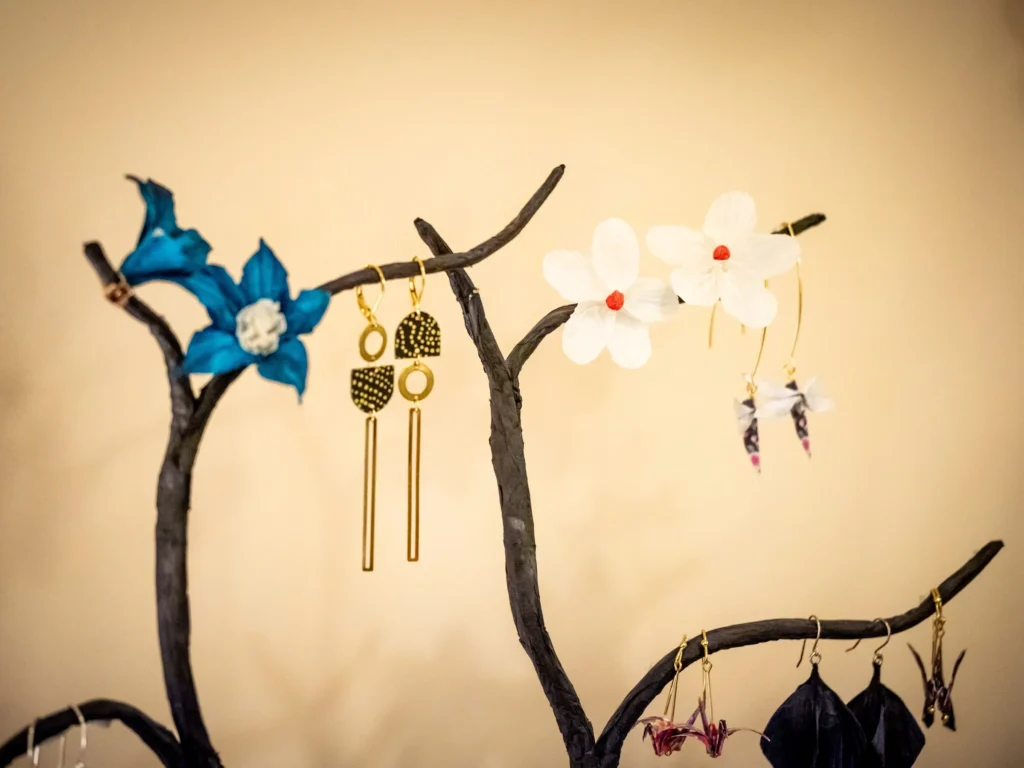 Ast-Ständer mit Ohrringen und Blüten in Blau und Weiß im L' Atelier Papier, Grolmanstraße 52, Berlin-Charlottenburg