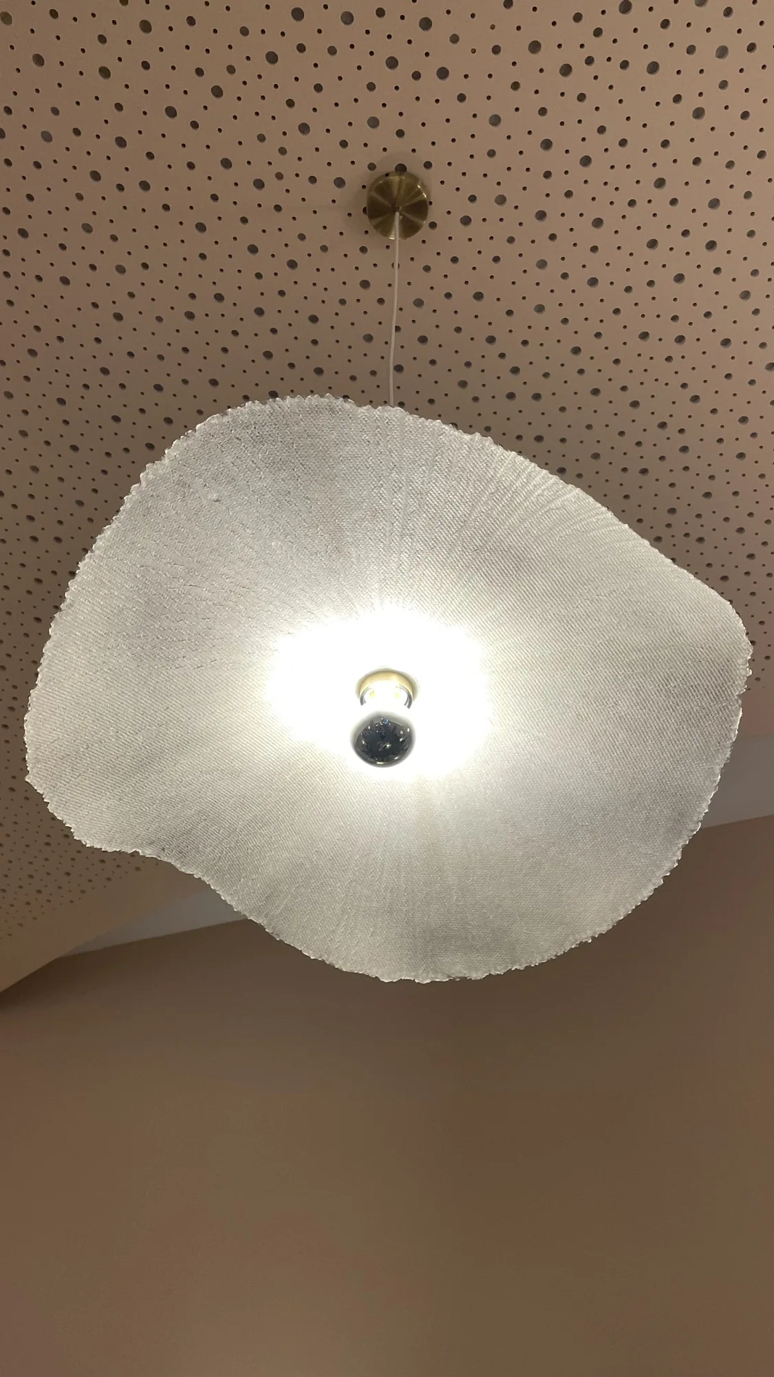 Unregelmäßig geformte Papierleuchte von unten, Licht scheint durch das Papier