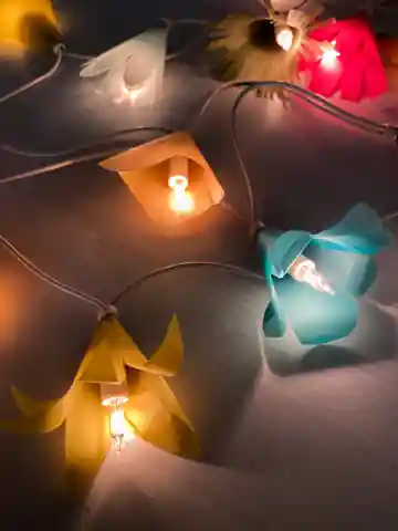Lichterkette mit türkisen Papierlampions