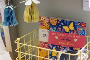 Art-Book von Mustard Made mit aufgeklebten Papierschmetterlingen
