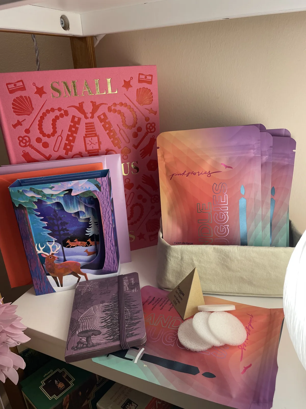 Papeterie und Bücher in Rosa- und Violettönen