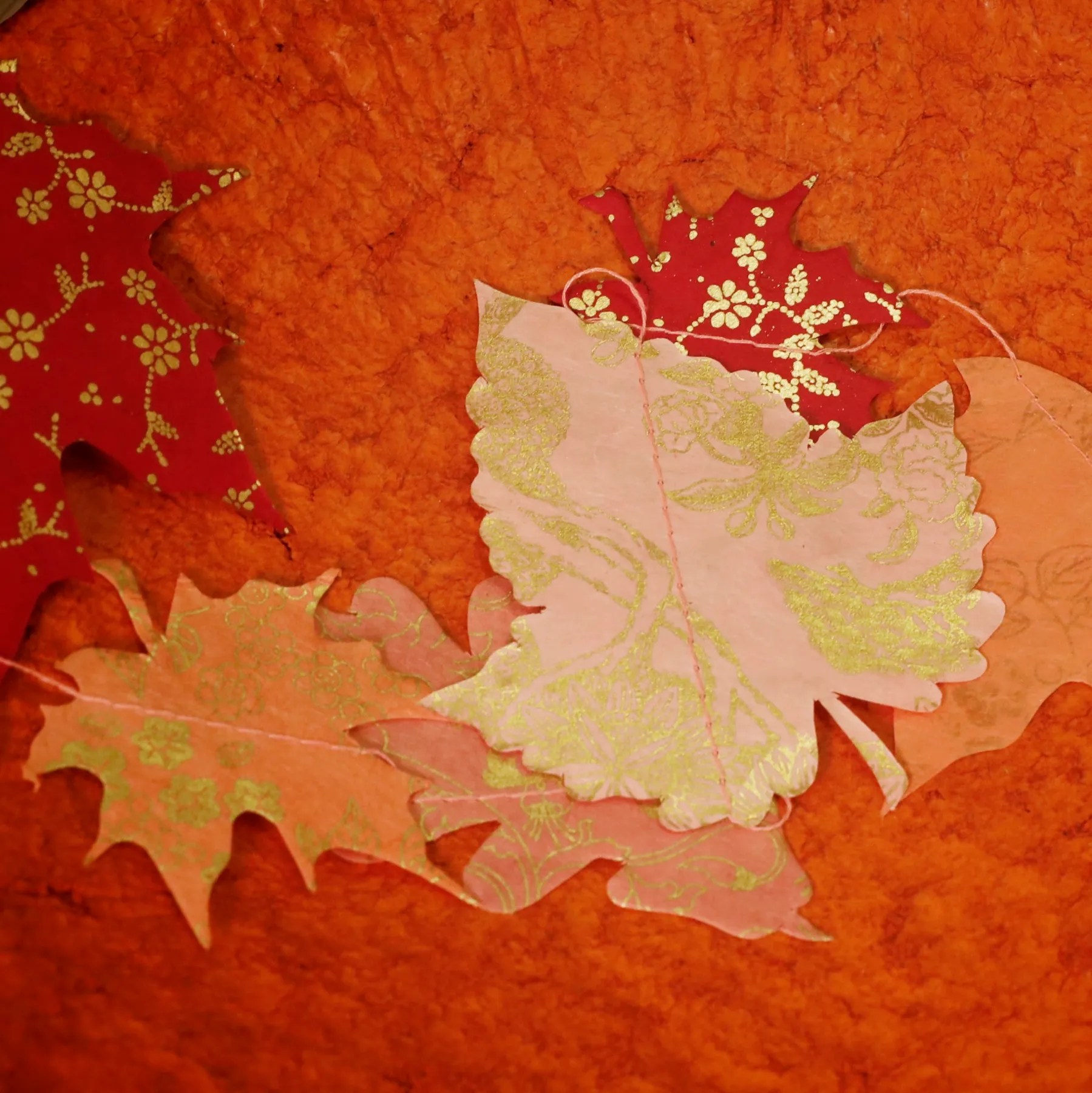 Rotes und orangefarbenes Papier mit Mustern