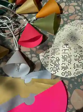 Kegelförmiger Papierlampion in Pink, Gold und Grün