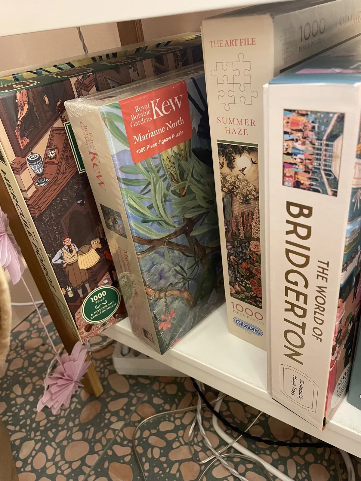 Puzzles mit 1000 Teilen im Regal