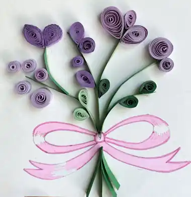 Lila Quilling-Blumenstrauß mit rosa Schleife