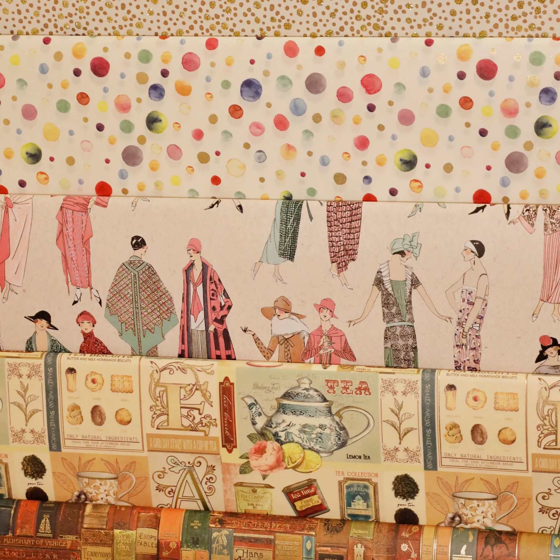 Buntes Papier mit Punkten und kleinen Figuren